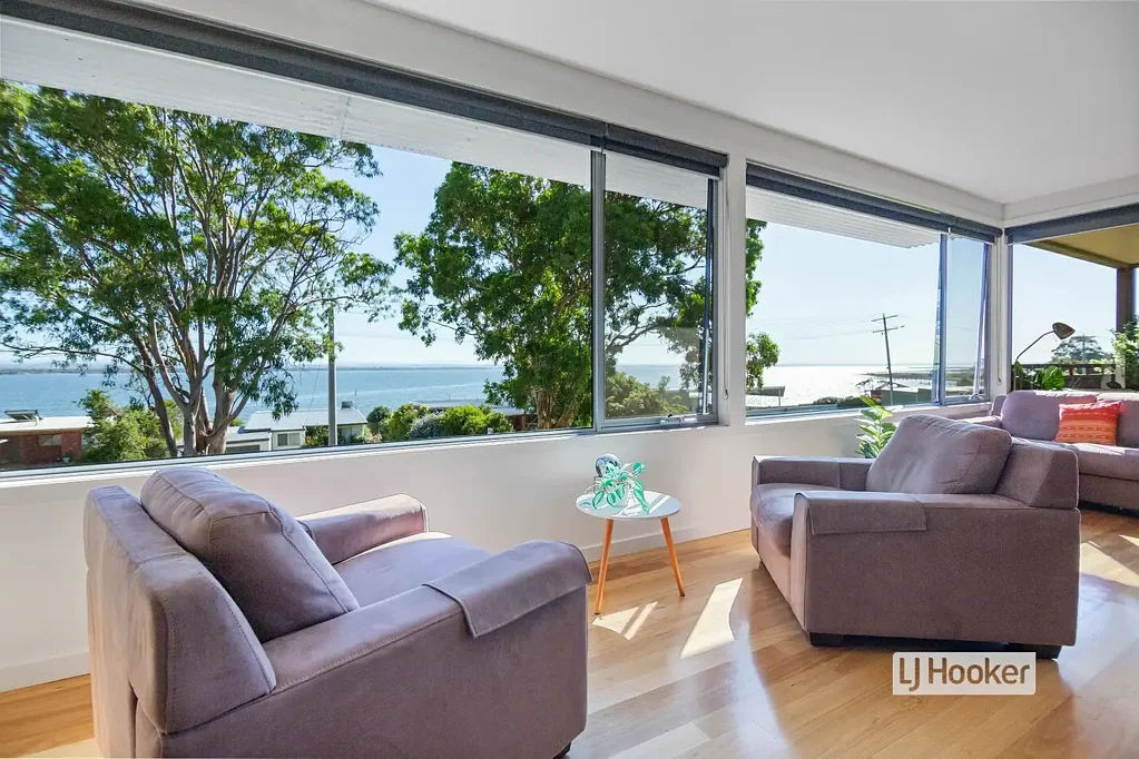 Eagle Point 3 Bedroom STYLISH HOME WITH UNINTERRUPTED LAKE VIEWS