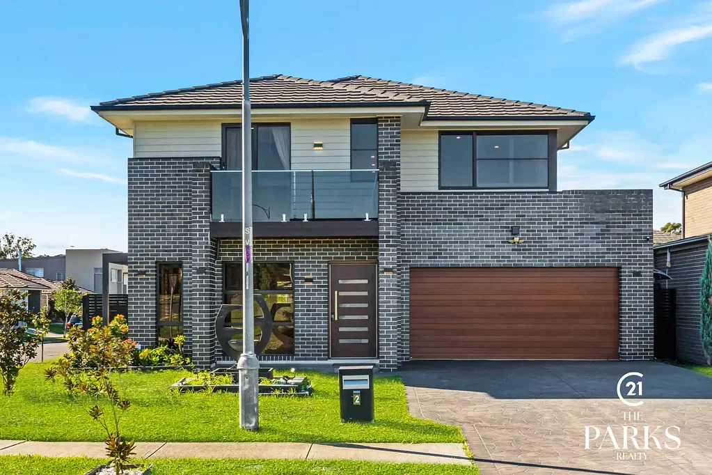 Luxurious Family Living Opposite Parklands – Resort-Style Entertainer