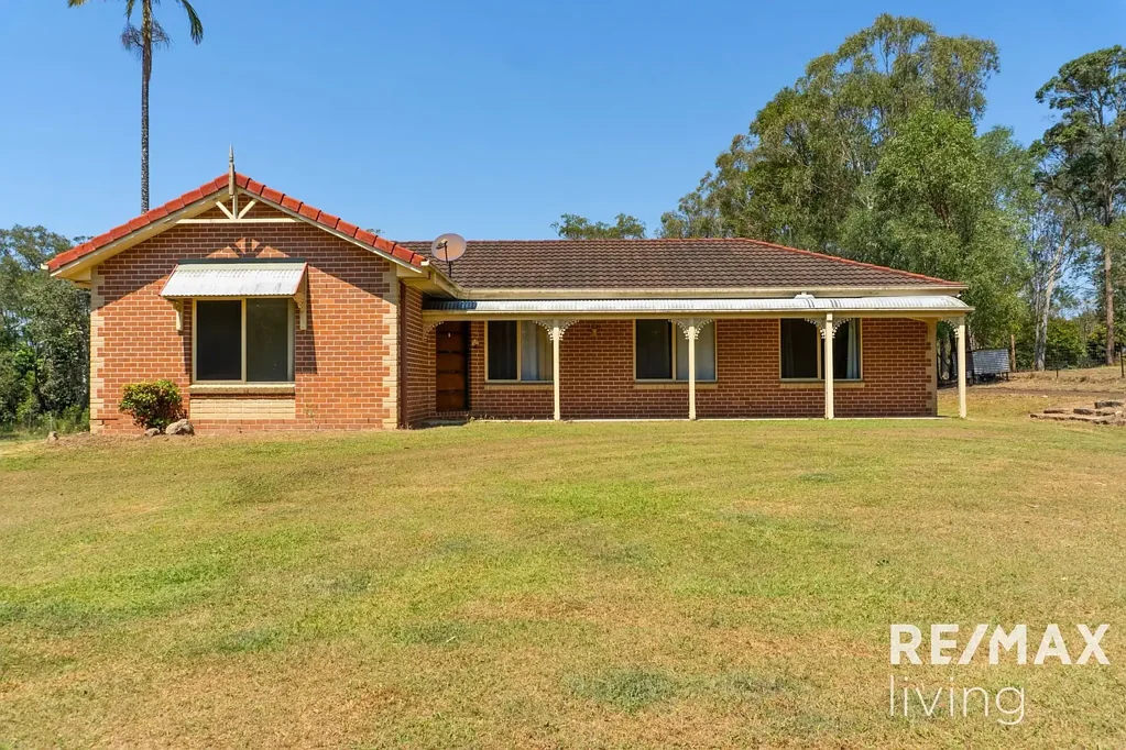 Private Living set on 3 Acres with Shed and Stable