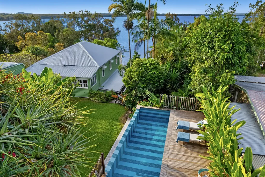 Boreen Point 5 Slaapkamer ' Le Bateau Ivre'  A Lake front beautifully curated Queenslander with guest accomodation on a double block.