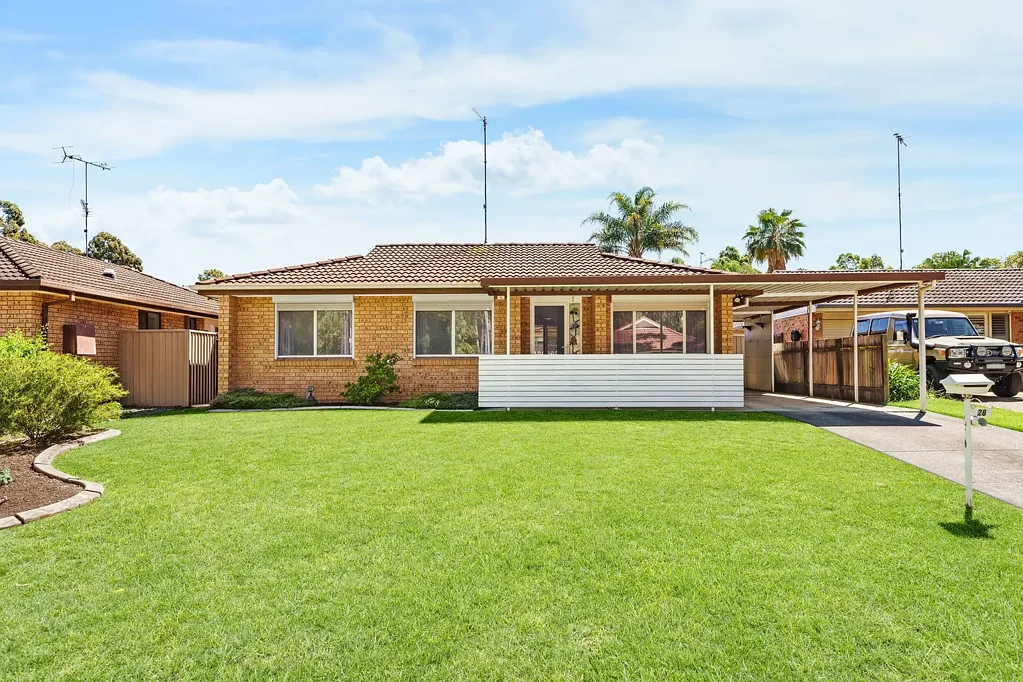 Currans Hill 3房 Currans Hill宁静角落 精美三卧住宅 室内流畅平面图 宽敞起居用餐区 自然光充沛 精心设计厨房 室外宽敞遮盖用餐区 闪亮室内游泳池 景观花园 双门侧通道 A Place to Relax, Entertain and Call Home