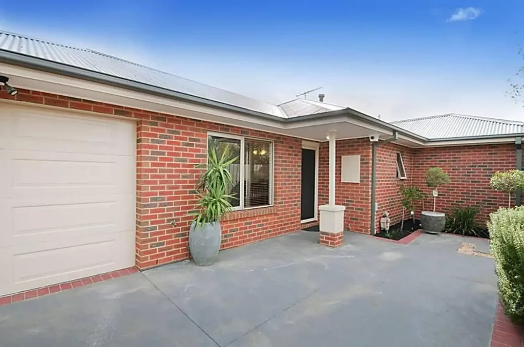 STUNNING TWO BEDROOM UNIT CLOSE TO ALL AMENITIES