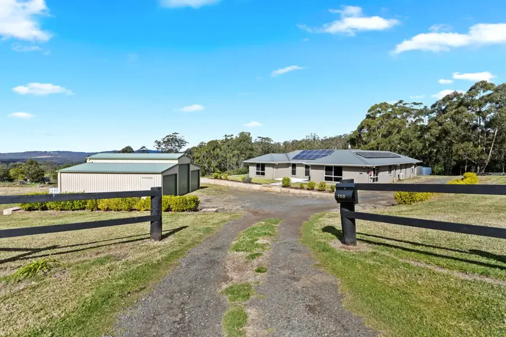 Hampton 4 Bedroom Hampton Lifestyle Property - Modern Home on 5 Acres in the High Country