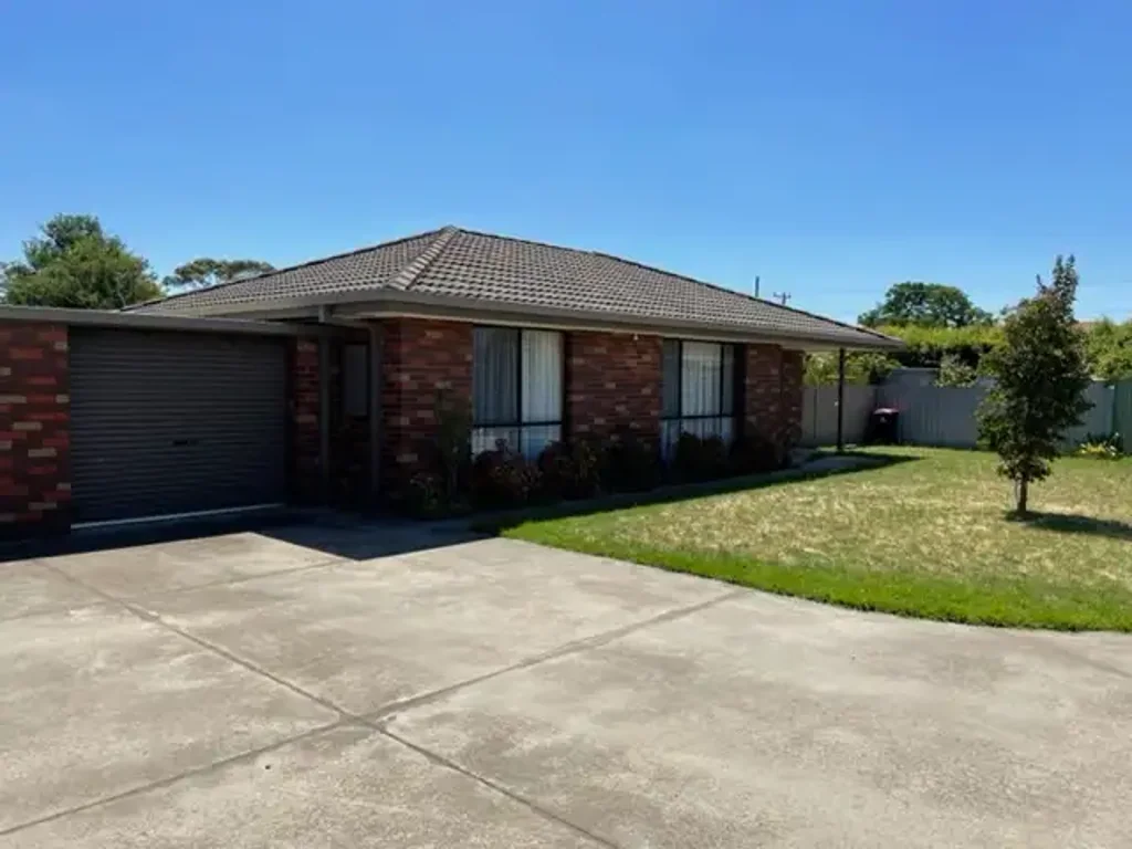 Great Location - Comfortable 2br Unit - Roomy Secure Yard