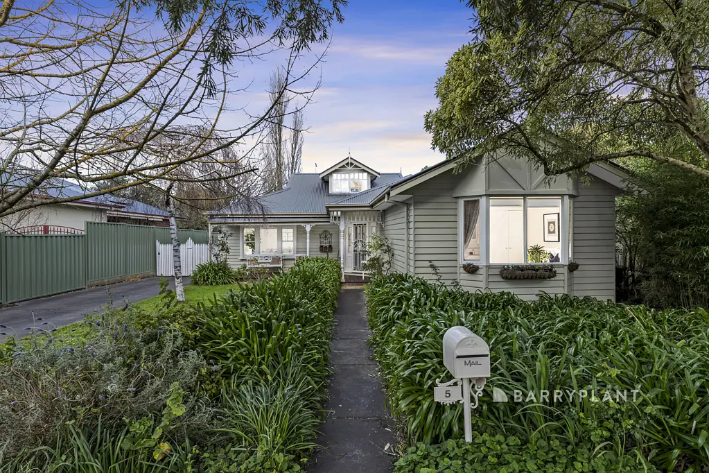 5 Hazeldene Court, Berwick, VIC 3806