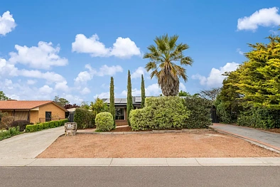 Gilmore 4ਬੈੱਡਰੂਮ The Complete Package — Renovated Home, Exceptional Garaging & Salon