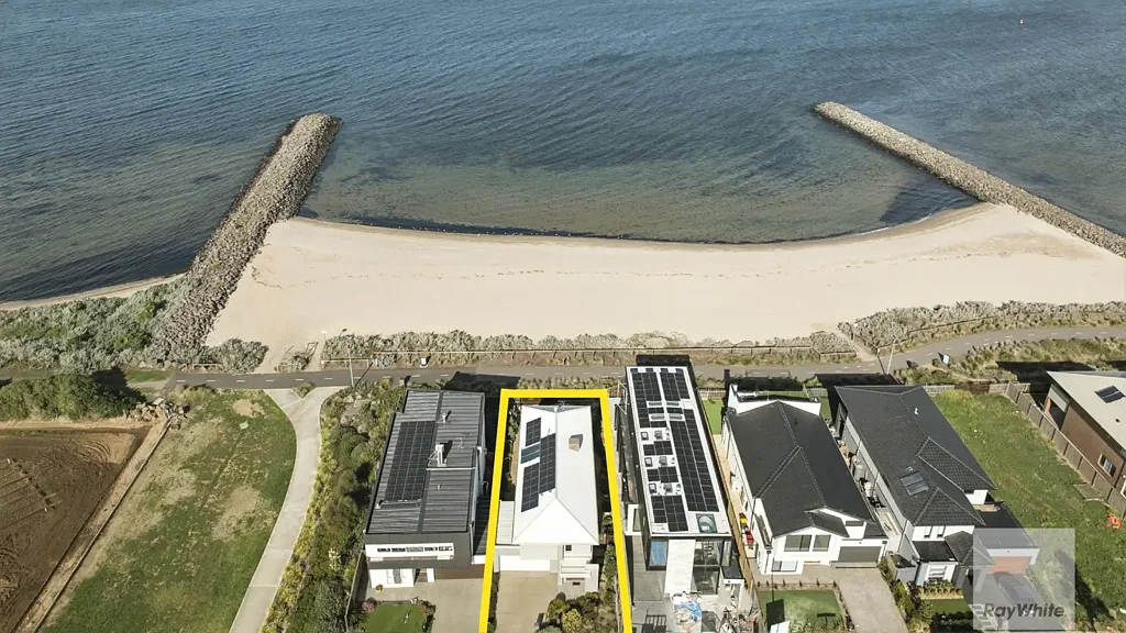 Werribee South 4房 海滨瑰宝 425㎡水岸地 惊艳四卧两卫 主卧瞰海景 水疗浴缸 顶级厨电 私享沙滩 BBQ庭院 双车位 太阳能 Absolute Beachfront Luxury with Uninterrupted Ocean Views - 4 Topsails Close, Werribee South