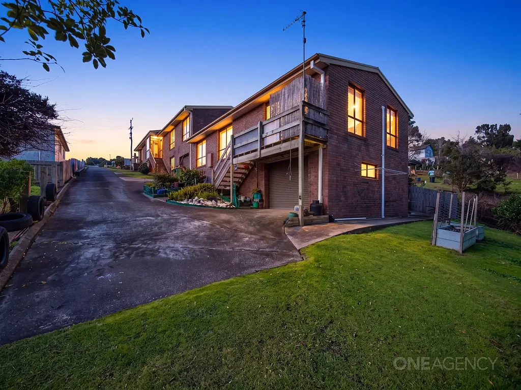 Hillcrest 3Zimmer Sunny, Low Maintenance 3 Bedroom Home With NIL Body Corp Fees!