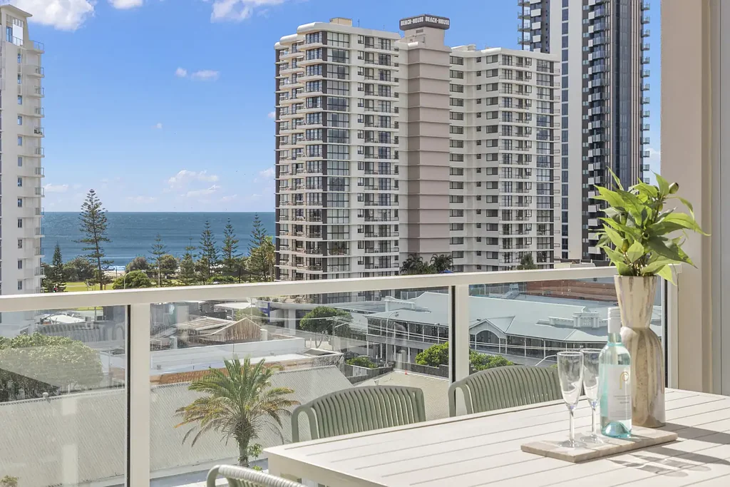 Coolangatta 2બેડરૂમ Near new, top-floor apartment with ocean views