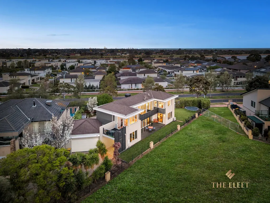 Point Cook 5ਬੈੱਡਰੂਮ "Golf-Front Grandeur. Family Comfort. Architectural Style.."