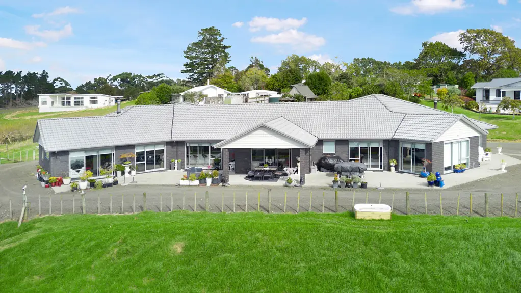 Kumeu 9ਬੈੱਡਰੂਮ Expansive Family Estate with Income Potential