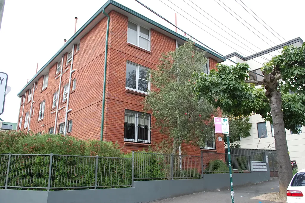 Bright & Well-Presented Top-Floor Studio in Convenient Redfern Location