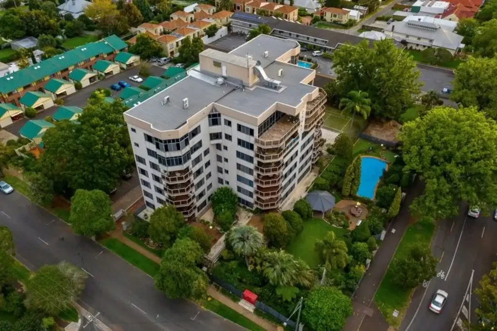 Elegant Parkside Apartment in Prestigious Location