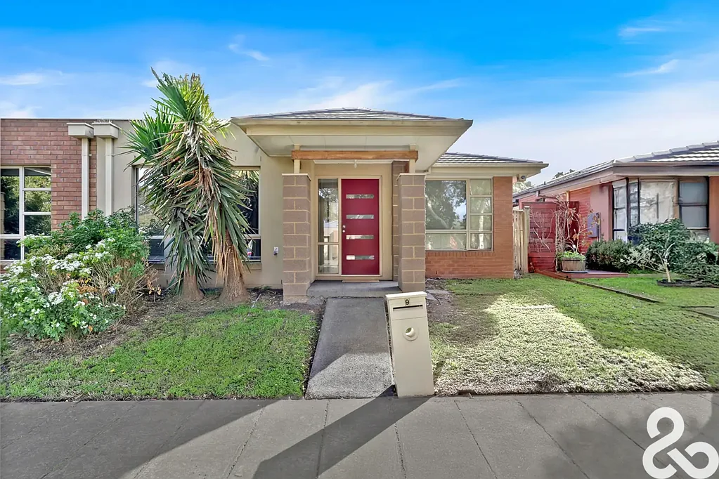 MODERN 3 BEDROOM HOME IN AURORA ESTATE..