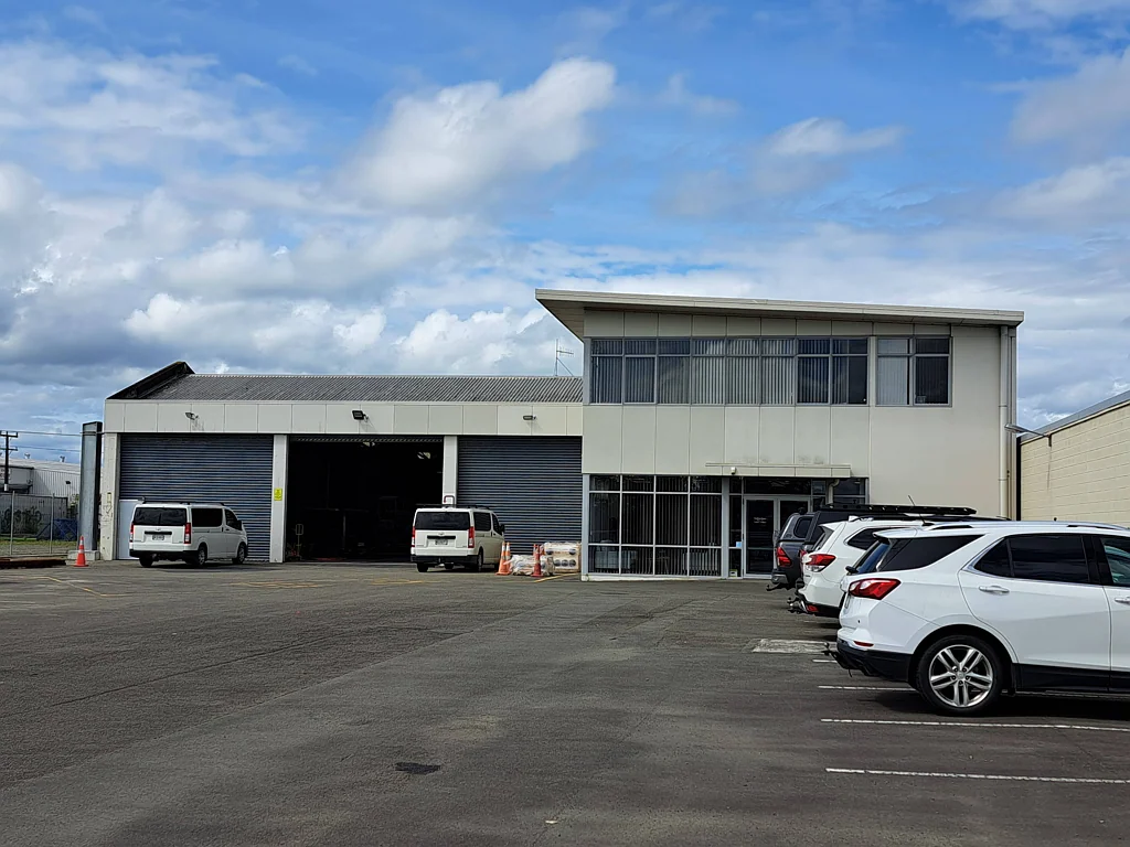 Roslyn Quality Large Industrial Premises with Big Secure Yard and Extensive Office.