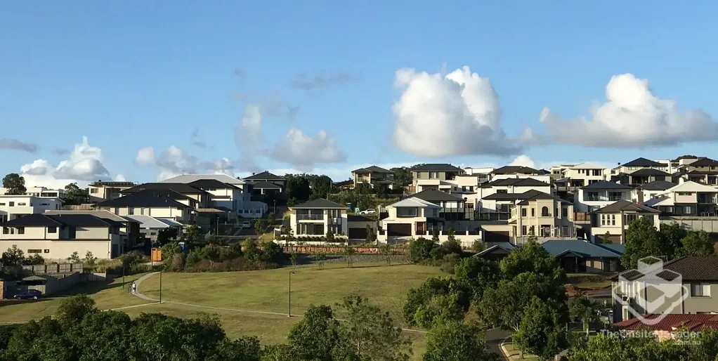 Executive Hilltop Family Home | 6 Bedrooms | Two Master Suites | Solar | Premium Carindale Location