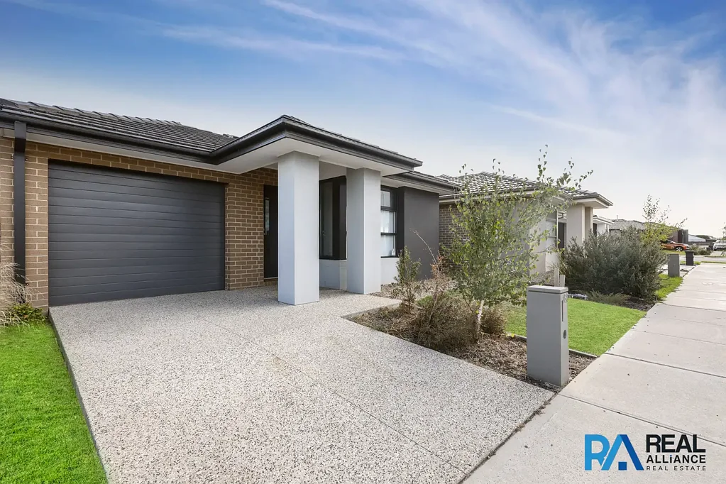 For Lease: Stylish 3-Bed Home in Officer – Space, Comfort & a Great Backyard!