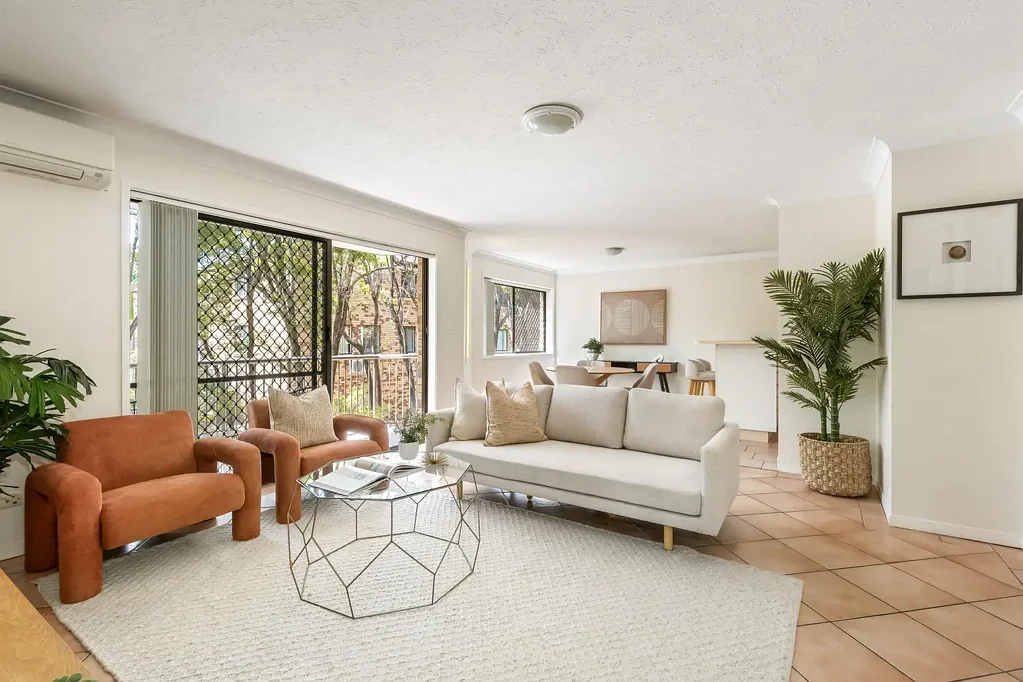 Gordon Park 2침실 ENTRY-LEVEL | SPACIOUS | LIGHT FILLED LIVING | OPPORTUNITY TO ADD VALUE | KEDRON BROOK AT YOUR DOORSTEP