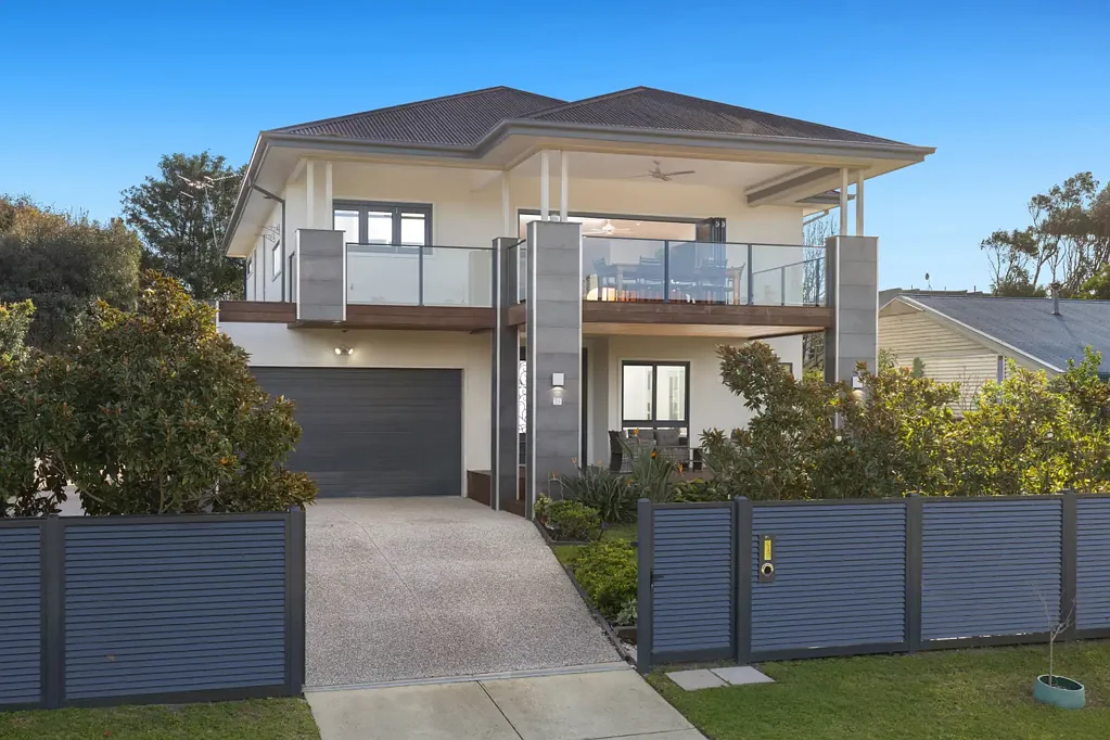 Seaford 4房 宽敞海滨家庭生活，坐拥小溪和海湾美景 Expansive Beachside Family Living with Creek and Bay Outlooks  on 673m2 approx.