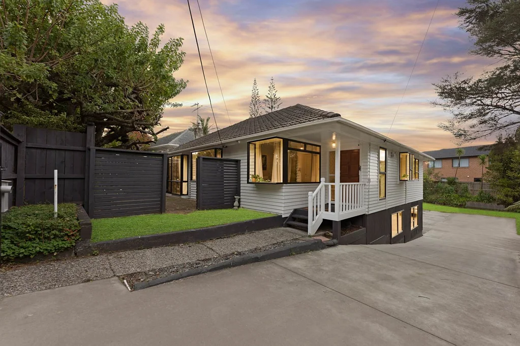 New Lynn 4ห้องนอน Off to Melbourne, Left You a 1089sqm lifestyle Gem
