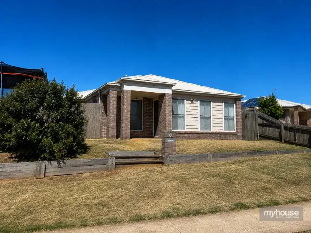 Cranley 4Zimmer Elevated Position, Modern Comfort & A Location You'll Love