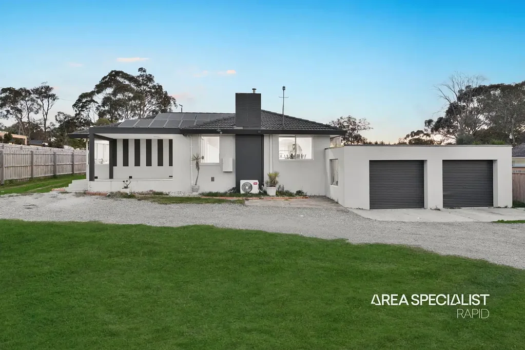 Narre Warren South 3房 Narre Warren South宝地 2020平米阔地 可分割潜力 宽敞卧室三间 全明阳光房 双车库配置 家园公园近邻 Prime Property with Expansive Backyard Ideal for Future Development!