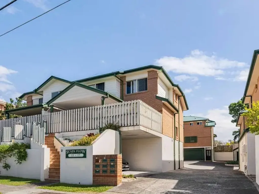 Greenslopes 3房 Greenslopes热门地段 三层联排别墅 开放式布局 主卧带独卫 超大型车库 私人庭院 低维护生活 Spacious Tri-Level Townhouse with 4 Car Spaces