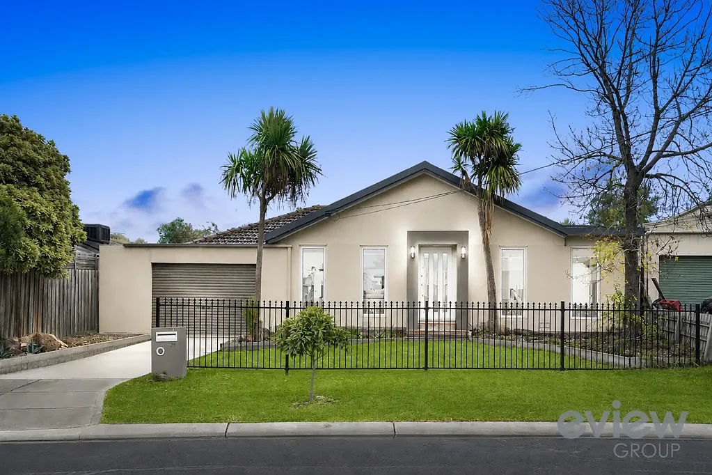 Wyndham Vale 4房 Ballan Bolton路近邻 594m²阔地 四卧带书房 宽敞厨房休闲区 阳光房后院游乐空间 全屋LED灯 优质地板 管道冷暖舒适 Charming Vintage Family Home on 594m² in a Prime Location !!