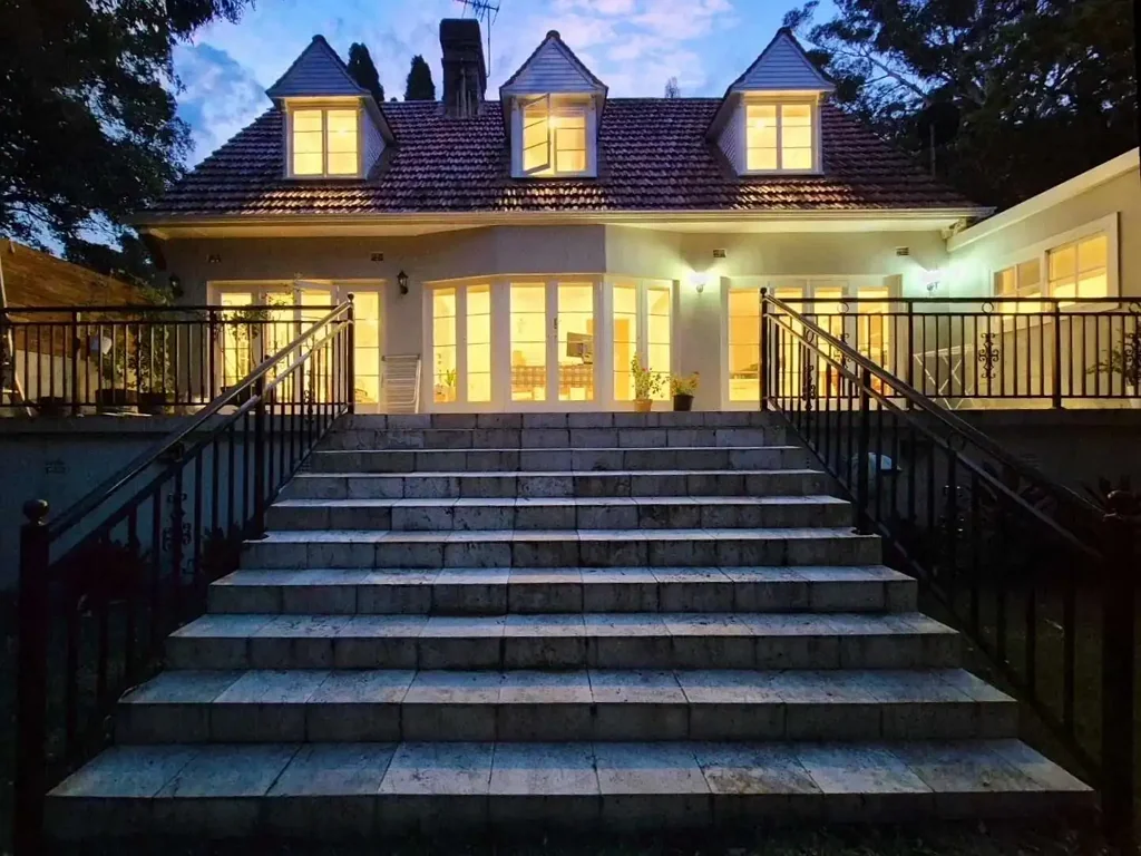 Wahroonga 5ห้องนอน Rare Wahroonga Corner Block: 1,385sqm + Dual 30m+ Frontages | Dual Occupancy Potential