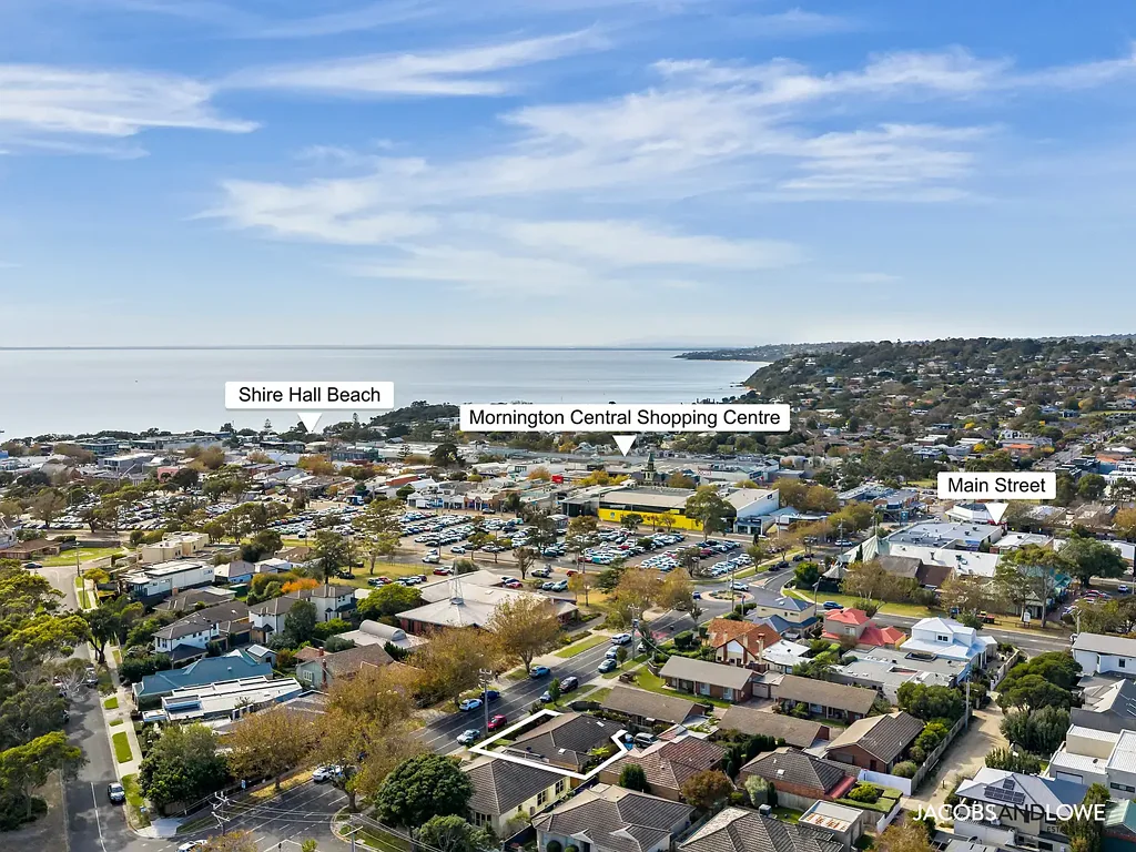 Mornington 2房 宽敞两卧住宅 307平米地块 步行Main Street 近Fisherman's Beach 法式门连接空间 主卧带套间 全年舒适供暖 停车位便利 低维护前院 Coastal Convenience & Comfort