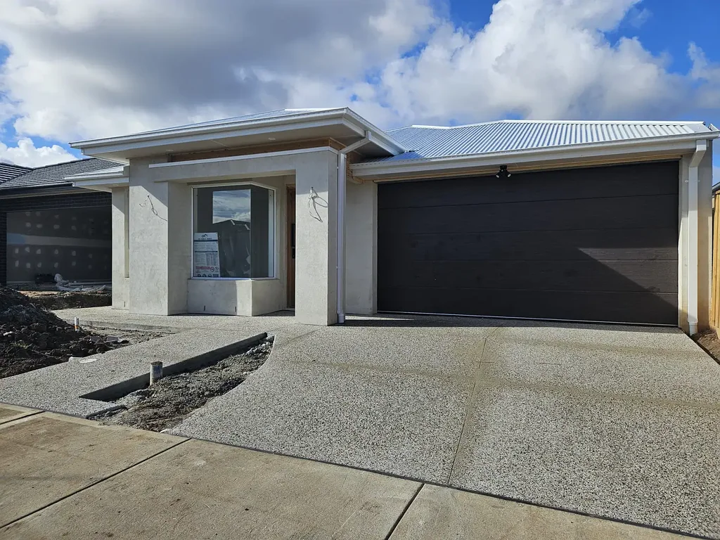 Tarneit 4房 Tarneit活力社区 377平土地 4卧3卫 高端家电 全屋石材 现代奢居 Brand New Family Home.!