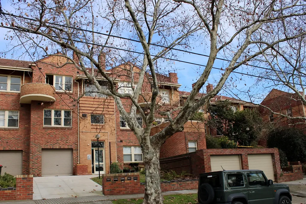 SHIRLEY COURT - CHARMING ART DECO TWO BEDROOM APARTMENT WITH VIEWS TO TRAVANCORE PARK