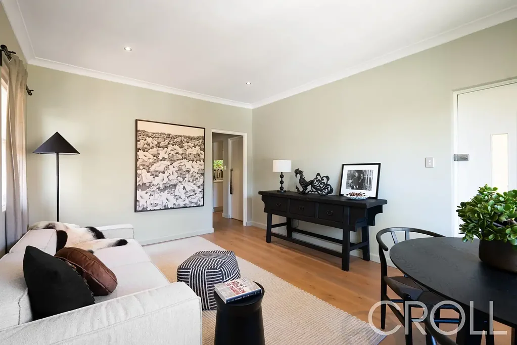 Neutral Bay 2房 精品全砖建筑 私密社区六户 三面环绕窗户 双入口通花园 光线充足高顶 时尚高端装修 步行渡轮商圈 港湾生活近享 Renovated Apartment With Prized Lock-Up Garage