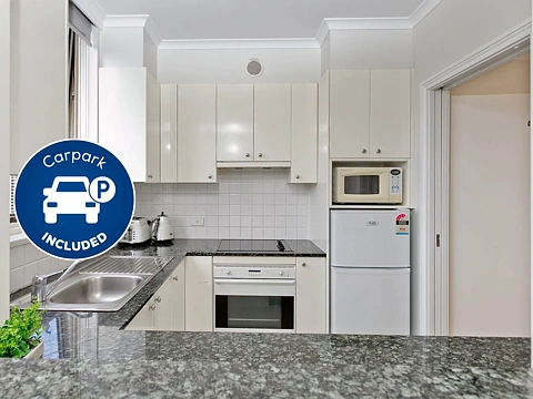 2 Bedroom Apartment in Quay West with Carpark