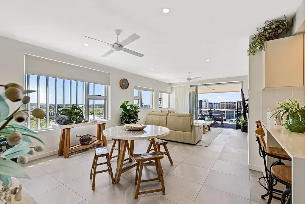 Birtinya 3房  Elevated and Immaculate Residence with Sweeping Coastal and Lake Kawana Views
