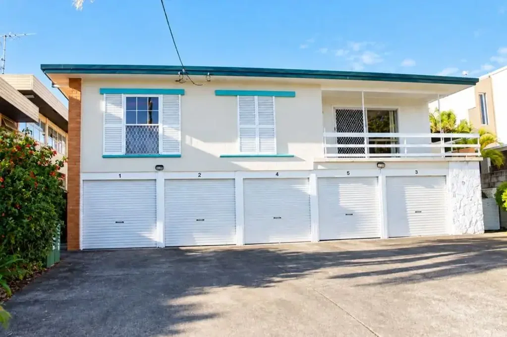 Surfers Paradise 1બેડરૂમ BLOCK OF 5 UNITS ON 506M2 - BODY CORP ONLY $42 P/W - CENTRAL LOCATION - VACANT