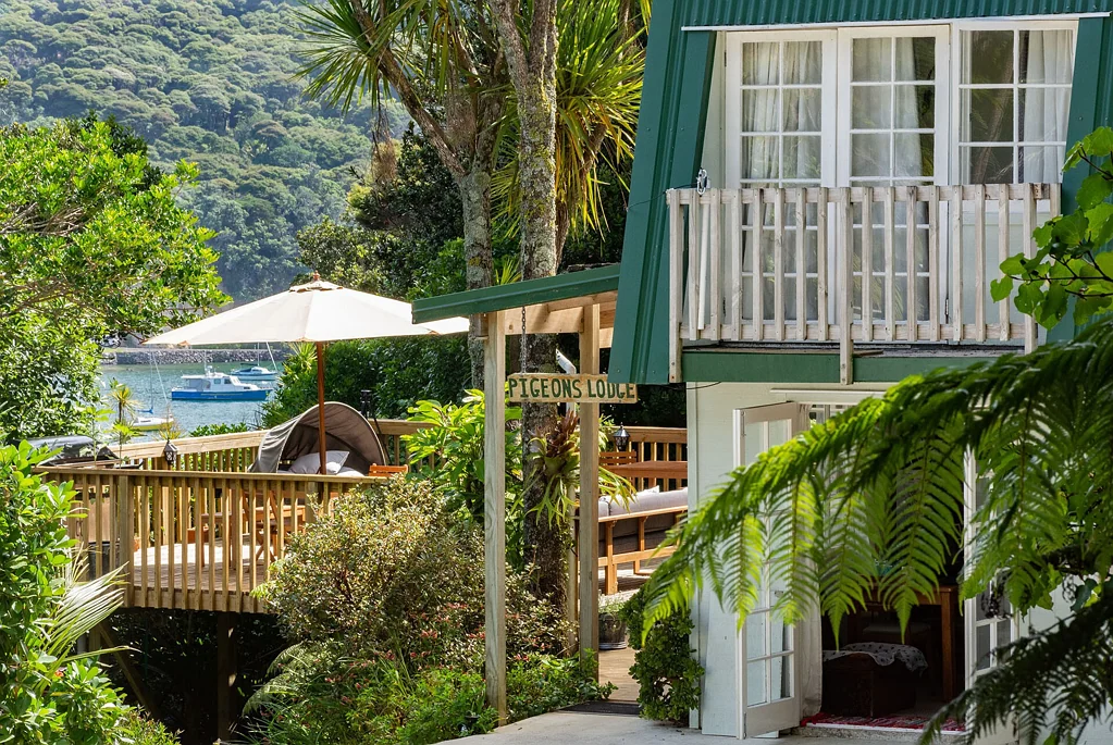 Great Barrier Island 7房 秘境旅舍待售！直通水道+完全离网设计，步行至海滩/丛林步道，稳健商业与梦想生活兼具！ Proven Lodge Investment with Owner's Accommodation
