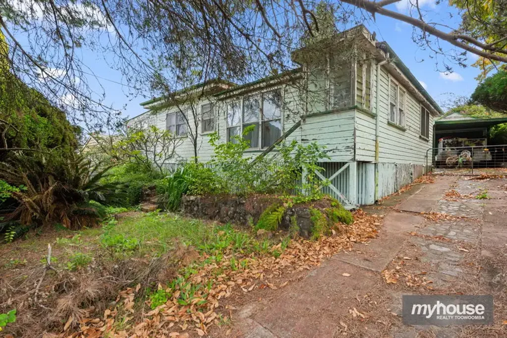 17 Donegal Street, Rockville, QLD 4350