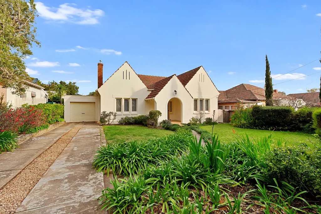 Erindale 3房  Classic Tudor home that radiates charm and elegance!