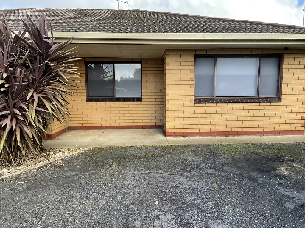 TWO BEDROOM UNIT IN IDEAL LOCATION