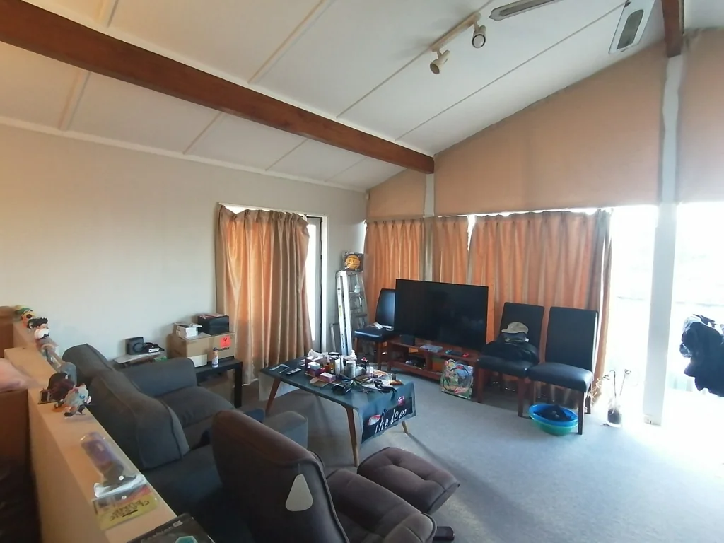 Well presented this lovely upstairs two bedrooms flat