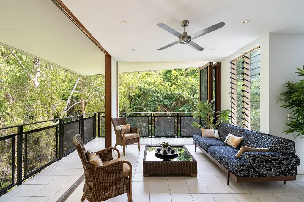 Palm Cove 3 Bedroom Top-Floor Retreat with Unmatched Privacy, Steps from the Beach
