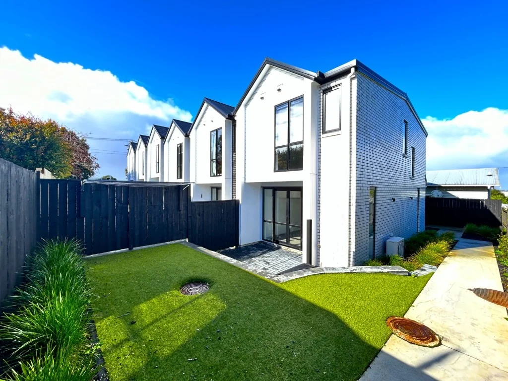Smart, modern and near new