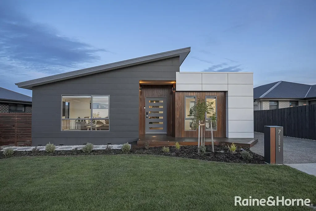 Kingston 5ਬੈੱਡਰੂਮ A Statement Home in Whitewater Estate