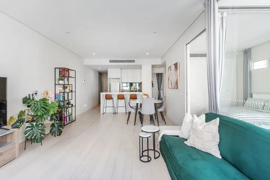 Bondi Junction 2房 Bondi Junction中心位置 超大转角露台 两卧宽敞采光佳 现代石材厨卫 地下车位景观顶台 Elegant Corner Apartment with Huge Outdoor Terrace, Parking and a Study Nook