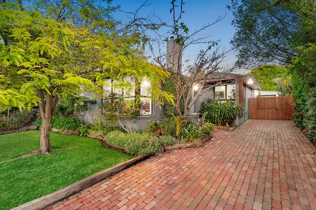 Doncaster East 4房 传统魅力融合 现代精致设计 宽敞木地板 开放式生活区 高品质厨房电器 三卧多功能空间 私密后院休闲 Modern Comfort and Classic Charm in Ideal Doncaster East Location