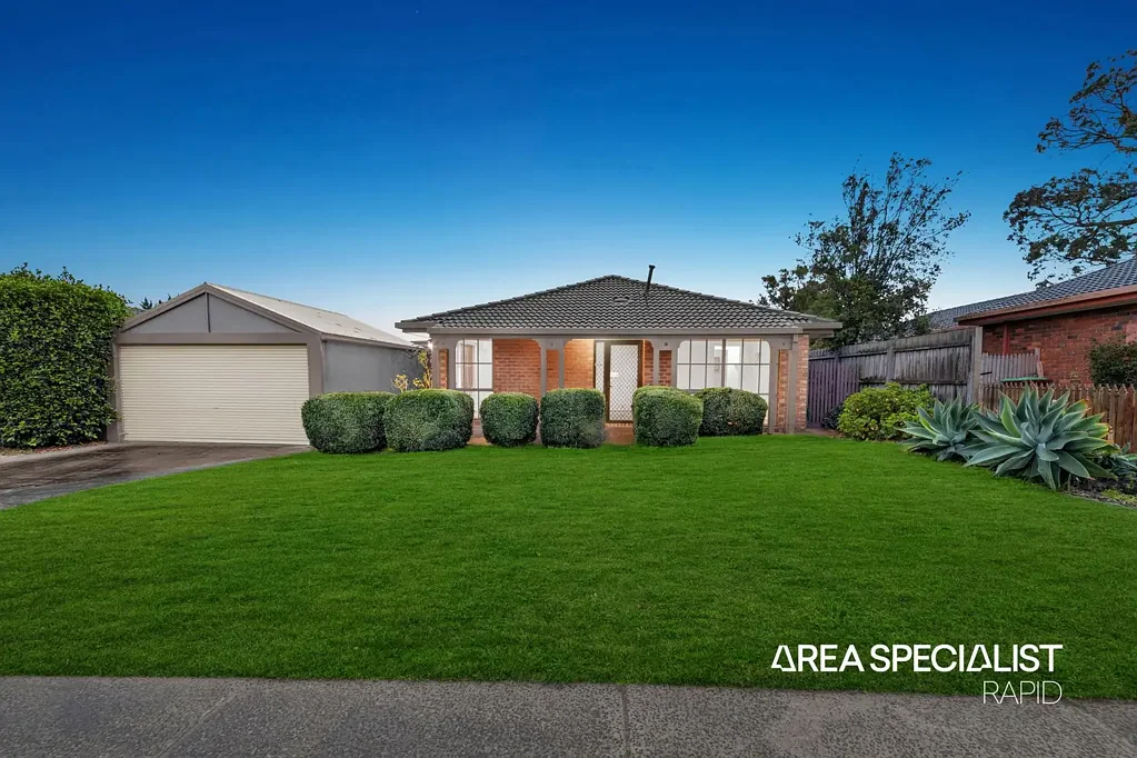 Hampton Park 3غرفة نوم The Brief: The Complete Family Package - Beautiful Gardens, Outdoor Decking, Solar Savings & Bonus Studio Room!