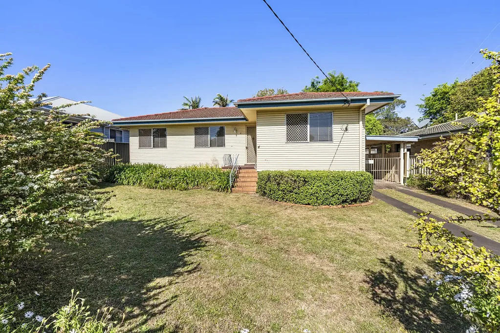 Kearneys Spring 3房 635m²地块 后院通道 三卧两柜 宽敞起居 厨卫翻新 东北朝向 单车库棚屋 学区便利 Nest or Invest in Superb Location