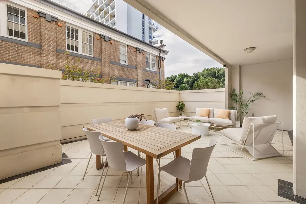 Waterloo 1Kwarto Courtyard apartment with private entry in unique plaza setting