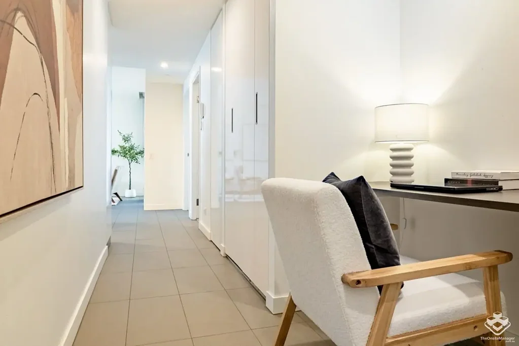 Fortitude Valley 2房 东北朝向采光佳 现代厨房设备全 两卧带柜新地毯 阳台观景享悠闲 社区泳池健身房 步行商圈生活便 Stylish Inner-City Living with Brand-New Carpet